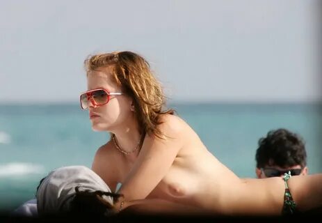 Mena Suvari caught topless while takes on her bikini top at 