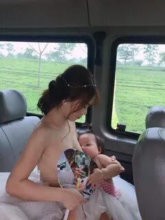 Cô dâu cho con bú trên xe hoa" - Bức ảnh khiến ai cũng thấy 
