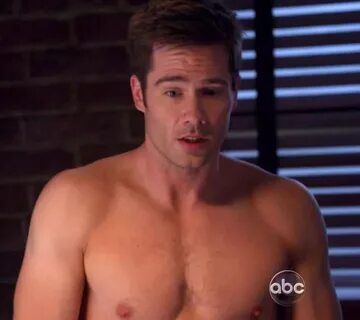 Luke MacFarlane as D'avin - Sitcoms Online Photo Galleries