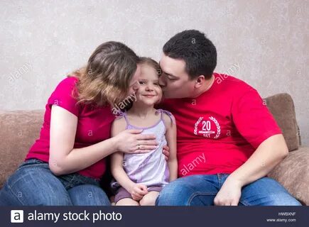 Little girl kissing her dad hi-res stock photography and ima
