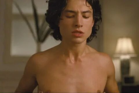 Ezra Miller pięknie gra, śpiewa, wygląda i mówi. NSFW - Vogu