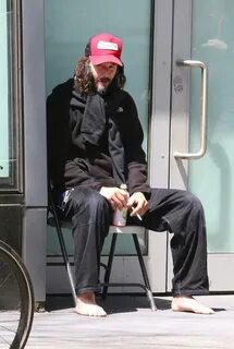 angelofberlin2000: Keanu barefoot in NYC April 26... - Keanu
