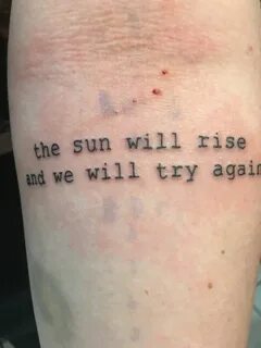 O sol nascerá e vamos tentar mais uma vez Мотивирующее тату,