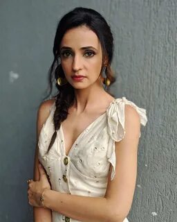 Classify Indian parsi actress Sanaya Irani