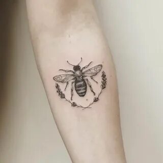 bee & #lavender for Nina 🌹 done at @lesmauxbleus #tattoo #fi