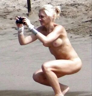Singer Gwen Stefani Nude Tits & Paparazzi Beach Photos - Sca