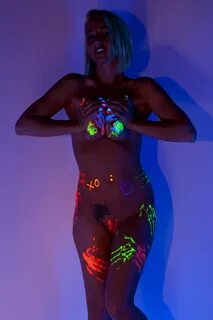 Nikki Sims Messy Body Painting Under Blacklight " Porn Corpo