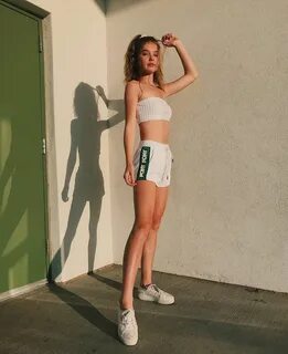 Ellie Thumann on Instagram: "hi shadow lol" Crop top outfits