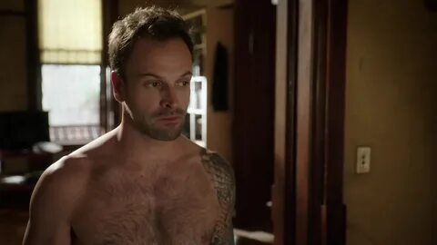 ausCAPS: Jonny Lee Miller shirtless in Elementary 1-03 "Chil