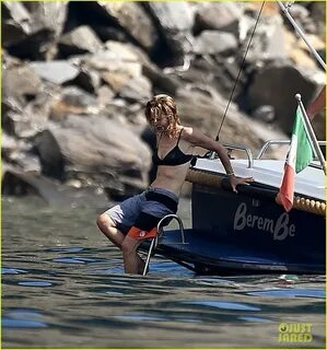 Meg Ryan Flaunts Toned Bikini Body on Vacation in Italy!: Ph