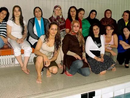 Muslimische Frauen lernen Schwimmen - Bad Krozingen - Badisc