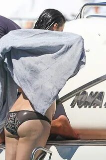 Hot Liv Tyler Shows Her Meaty Ass During Her Vacation in Spa