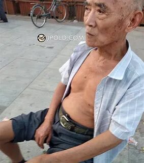 Thin old man sat on the square - 精 品 帅 老