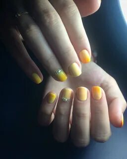 Маникюр на коротких ногтях с желтым лаком (63 фото)