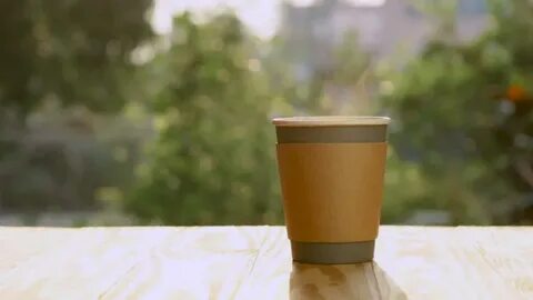 Video Stok hot coffee paper cup on wood (100% Tanpa Royalti)