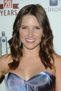 Sophia Bush Medium Curls Sophia bush hair, Sophia bush, Soph