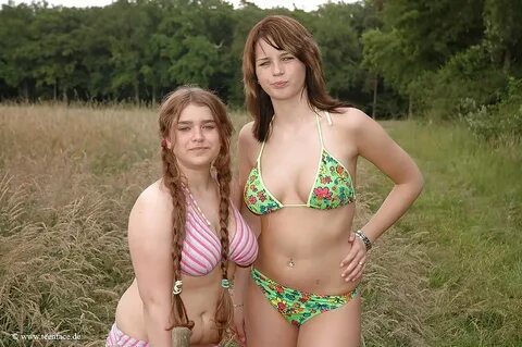 Deutsches Teen Charlotte draussen mit anderer Dicktitte& - Photo #4 / 1...