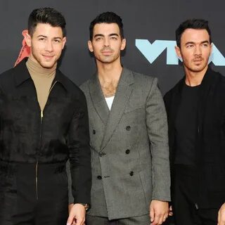 Jonas Brothers устроили сюрприз для фаната, пропустившего ко
