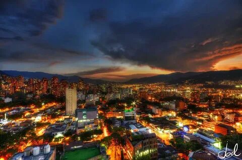 Medellin Colombia de noche serunserdeluz