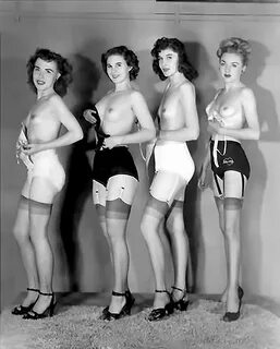 четыре любительницы из женского клуба в нижнем белье