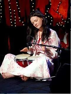 Meg White Feet (19 photos) - celebrity-feet.com