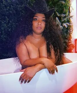 Lizzo Nude Fat Ass & Boobs - 2021 Pics & LEAKED Porn Video -