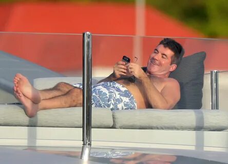 Simon Cowell’s Yacht Vacation During Pregnancy Drama StyleCa
