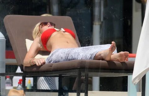 Drug Addict Lindsay Lohan red bikini pictures - picture uplo