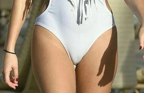 chloe-goodman-maillot-de-bain-cameltoe-dubai-avril-2018-18 *