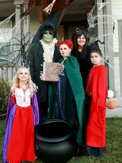 50 Times Families Absolutely Nailed Their Halloween Costumes