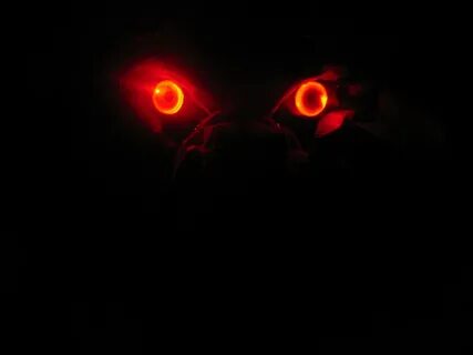 Red Glowing Eyes Demons Dibandingkan
