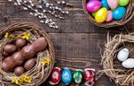 Обои шоколад, яйца, colorful, кролик, конфеты, Пасха, wood, 