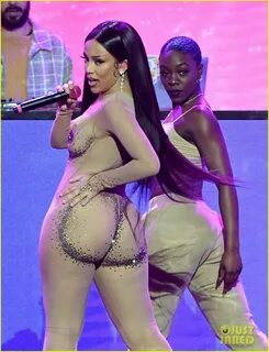 Doja Cat Says She Lied to Fans About Showing Her Breasts if 'Say So' Hit #1: Pho
