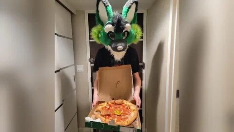 На столе большая пицца furry - фото