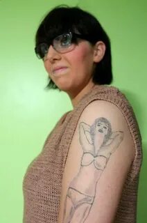 Татуировка в виде девушки в бикини (4 фото) " Триникси