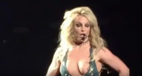 Britney Spears exposes bare breast at Las Vegas show