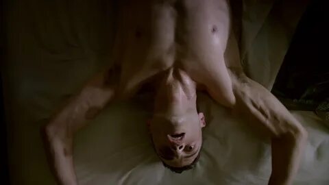 ausCAPS: Rami Malek shirtless in Mr Robot 1-04 "eps1.3_da3m0