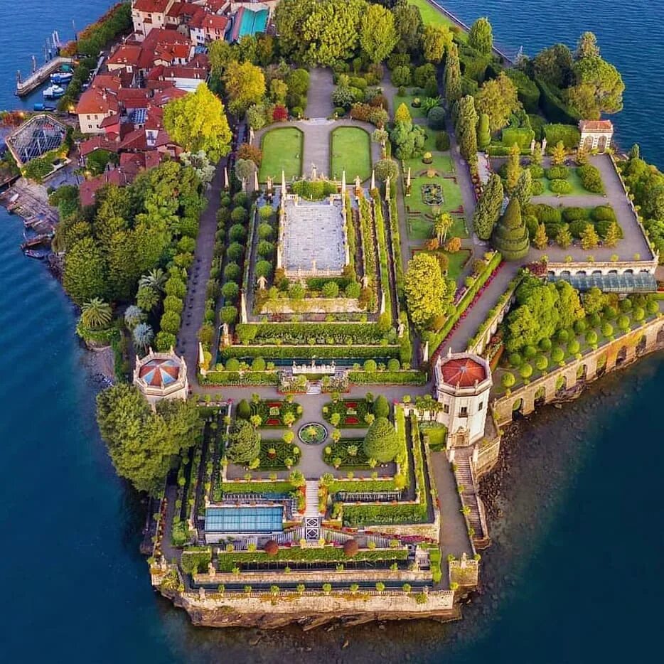 ➖ ➖ ➖ ➖ L'Isola Bella è situata nel lago Maggiore, fa parte del gruppo...