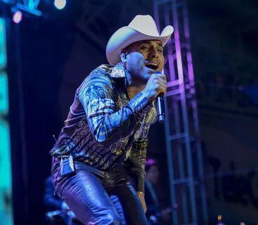 Espinoza Paz se cae del escenario - Kebuena