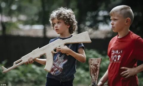 Британская пресса называет детский лагерь "Азова" "неонацист