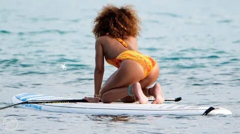 Рианна в оранжевом купальнике отдыхает на пляже Барбадоса (0