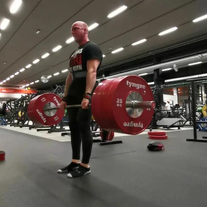 Then 10x170 kg/374 lbs and 5x200/440 in sumo deadlifts. 