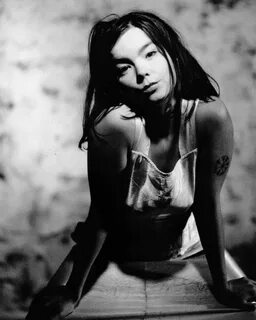 Épinglé par 💋 never met her 💋 sur Bjork in Black and White J