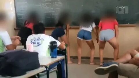 Gangbang aluna loirinha na sala de aula