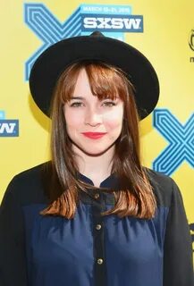 Renée Felice Smith Biography : Renee Felice Smith Bio Facts 