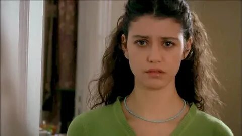 Fatmagul ve como Kerim rompe su vestido de novia en un ataqu