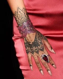 Rihanna Hand Tattoo Meaning Review at tattoo - beta.medstart