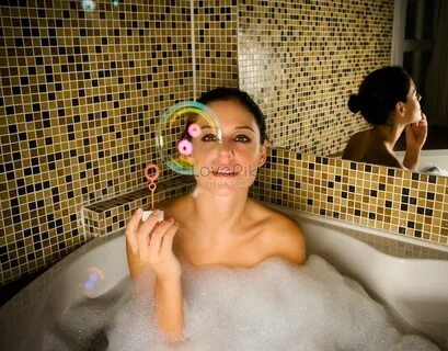 Mulher Tomando Banho Olhando Bolhas.