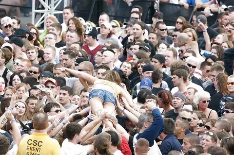 Naked girl crowd surf - Hot XXX Pics