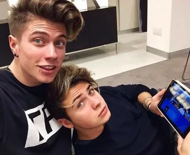 Benji e Fede a The Voice con dei nastri rainbow